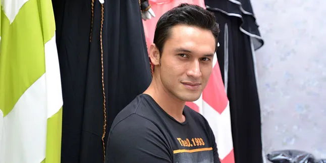 Promo Hijab Fashion, Indra L Bruggman Kenalkan ke Rekan Artis