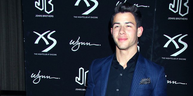 Promo Single, Nick Jonas Menari Topless di Klub Gay