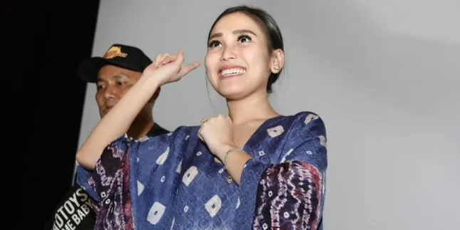 Promosi 'DIMSUM MARTABAK', Ayu Ting Ting Anggun Dengan Baju Lebarannya