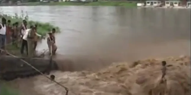 Proses Menegangkan Penyelamatan Bocah Dari Banjir