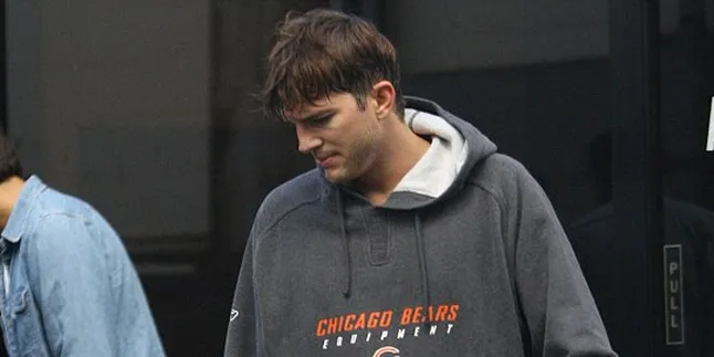 Pucat, Ashton Kutcher Kesakitan di Depan Umum Pucat, Ashton Kutcher Kesakitan di Depan Umum