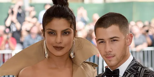Pulang Dinner di London, Priyanka Chopra dan Nick Jonas Gandengan Tangan Mesra