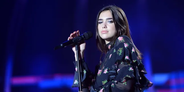 Pulang Kampung ke London, Dua Lipa Piknik Romantis di Taman