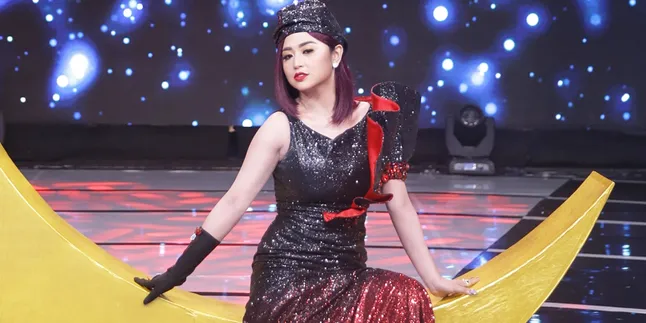 Pulang Ke Jember, Dewi Perssik Ziarah Makam Kakek dan Neneknya