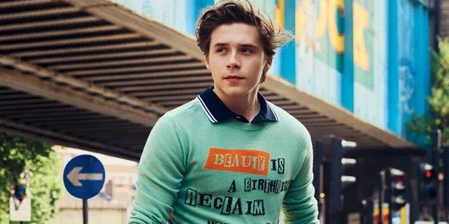 Pulang ke Rumah Demi Natal, Brooklyn Beckham Disambut Adik-Adiknya