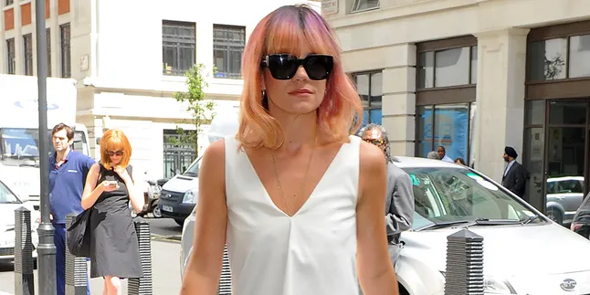 Pulang Tur Prancis, Lily Allen Alami Jetlag Berat Pulang Tur Prancis, Lily Allen Alami Jetlag Berat