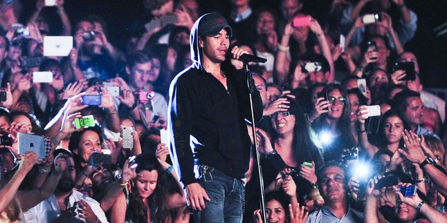 Puluhan Gadis Berbikini Bertebaran di Pesta Enrique Iglesias