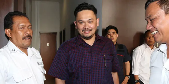Punya Bukti, Perginya Farhat Abbas ke Singapura Bukan Hoax Punya Bukti, Perginya Farhat Abbas ke Singapura Bukan Hoax
