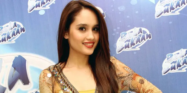 Punya Manajer di Los Angeles, Cinta Laura Berusaha Lulus Cepat