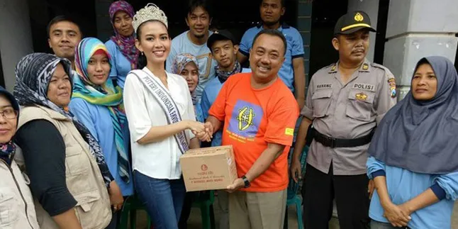 Puteri Indonesia Jawa Timur 2017 Berikan Bantuan Longsor Ponorogo