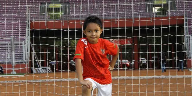 Putra Pasha Ungu Dicubit Ibu-Ibu Sampai Berdarah Putra Pasha Ungu Dicubit Ibu-Ibu Sampai Berdarah