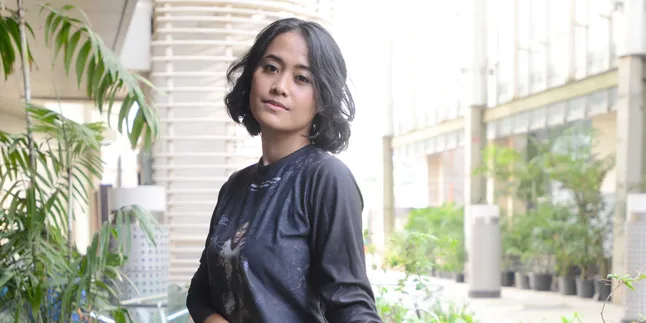 Putri Ayudya Tak Menyangka Akan Perankan Ibu Sri Dalam 'KAFIR' Putri Ayudya Tak Menyangka Akan Perankan Ibu Sri Dalam 'KAFIR'