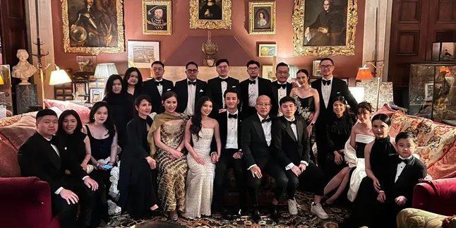 Putri Desainer Ternama Indonesia Menikah di UK, Konsepnya Mewah bak Film Hollywood Putri Desainer Ternama Indonesia Menikah di UK, Konsepnya Mewah bak Film Hollywood