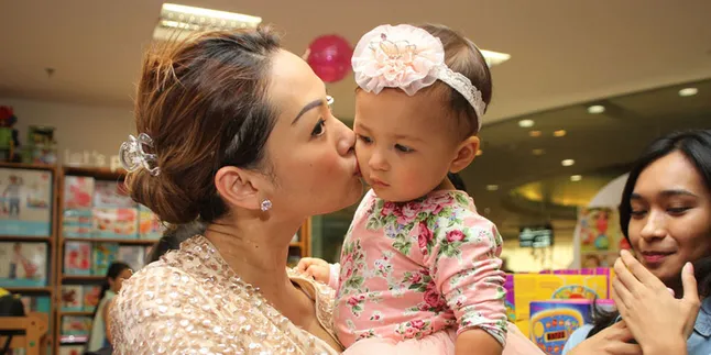 Putri Indah Kalalo Tak Bisa Lepas Dari Ibunya