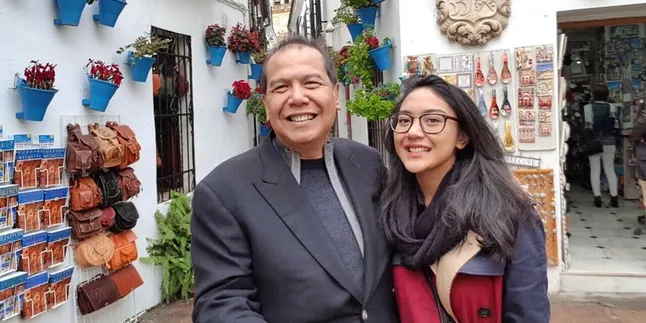 Putri Tanjung, Anak Konglomerat yang Cuma Dibayar 50 Ribu di Projek Pertamanya Putri Tanjung, Anak Konglomerat yang Cuma Dibayar 50 Ribu di Projek Pertamanya