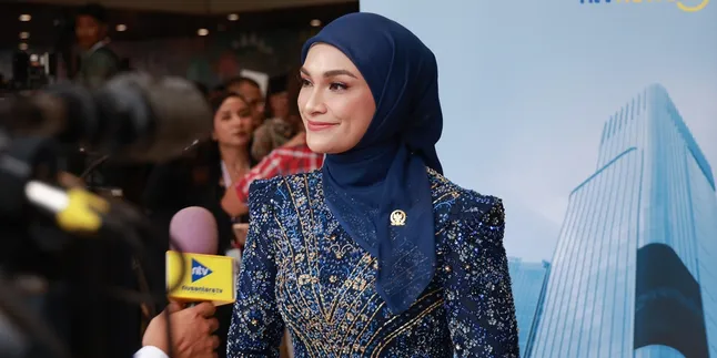Putri Zulhas Tampil Anggun Kenakan Kebaya 'Gajah' Saat Pelantikan Anggota DPR RI