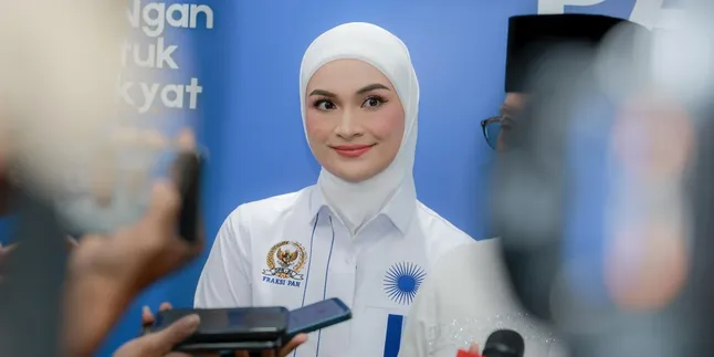 Putri Zulhas Turun Tangan Saat Pembagian 3 Ribu Paket Sembako untuk Ojol dan Warga Sekitar Putri Zulhas Turun Tangan Saat Pembagian 3 Ribu Paket Sembako untuk Ojol dan Warga Sekitar