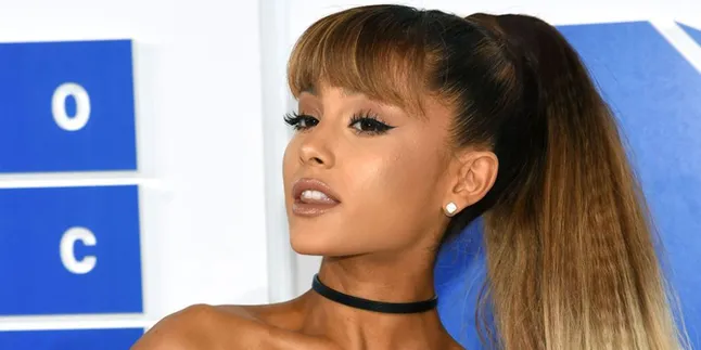 Putus Cinta, Ariana Grande Tutup Tato Tribut Pete Davidson Pakai Plester