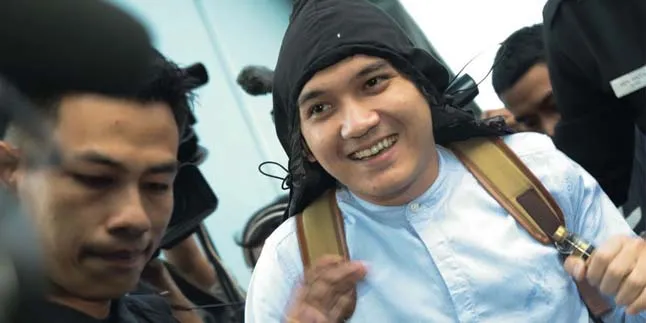 Putus Cinta, Egi John Bakal Masuk Pesantren Ustaz Yusuf Mansur? Putus Cinta, Egi John Bakal Masuk Pesantren Ustaz Yusuf Mansur?