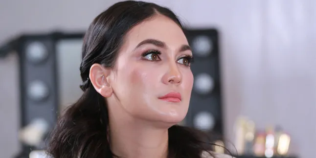 Putus Dari Reino Barack, Luna Maya Kembali Curhat di Instagram Putus Dari Reino Barack, Luna Maya Kembali Curhat di Instagram