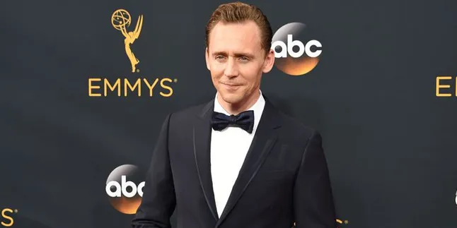 Putus Dari Taylor Swift, Tom Hiddleston Kencani Gadis Blonde?
