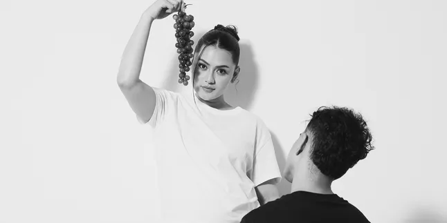 Rachquel Nesia Announces Pregnancy, Uploads Monochrome Maternity Shoot with Husband