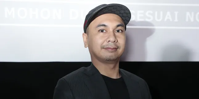 Raditya Dika & Istri Baby Moon ke Singapura, Posenya Bikin Ngakak