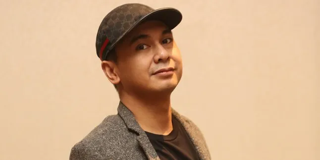 Raditya Dika Menangis di Pengajian Jelang Pernikahan