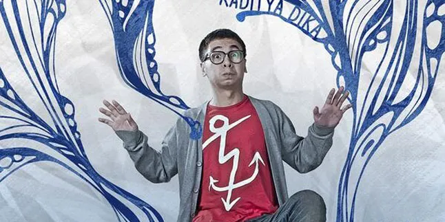 Raditya Dika Rasakan Dilema Cinta di 'MANUSIA SETENGAH SALMON'