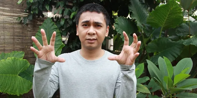 Raditya Dika Terperdaya, Dengerin Cewek Ngomongin Temen Raditya Dika Terperdaya, Dengerin Cewek Ngomongin Temen