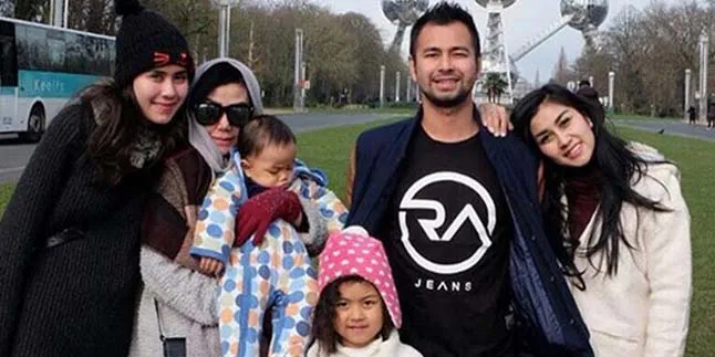 Raffi Ahmad & Keluarga Besar Tak Jadi Umrah, Apa Alasannya? Raffi Ahmad & Keluarga Besar Tak Jadi Umrah, Apa Alasannya?