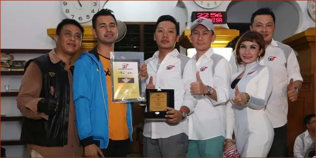Raffi Ahmad Ajak Rombongan Mobil dan Motor Mewah ke Masjid