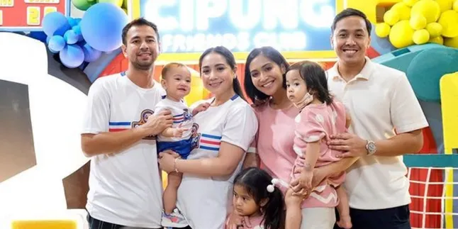 Raffi Ahmad dan Nagita Slavina Bagi-Bagi Hadiah Jutaan Rupiah Pada Karyawan dan Fans di Acara Cipung Day