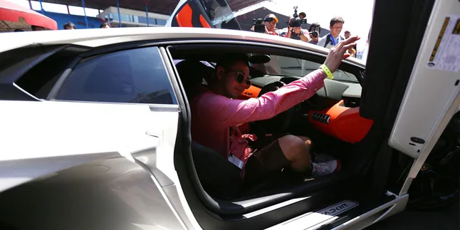 Raffi Ahmad Dapat Lamborghini Sebagai Hadiah Pernikahan Raffi Ahmad Dapat Lamborghini Sebagai Hadiah Pernikahan