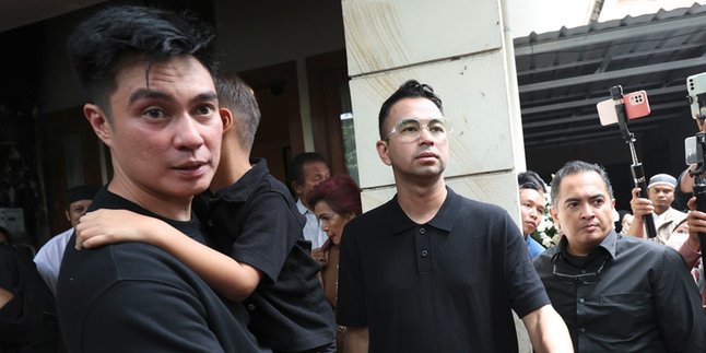 Raffi Ahmad Helps Carry Johnny Wong's Coffin, Proof of True Friendship with Baim Wong