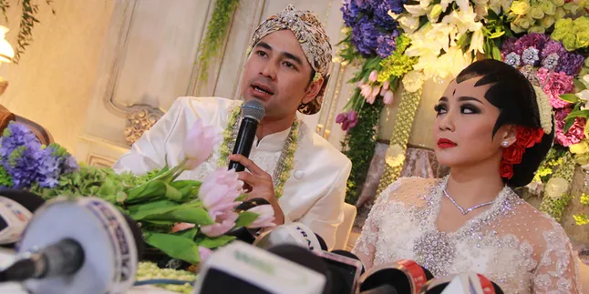 Raffi Ahmad - Nagita Slavina Tampil Serba Pink di Resepsi Bali