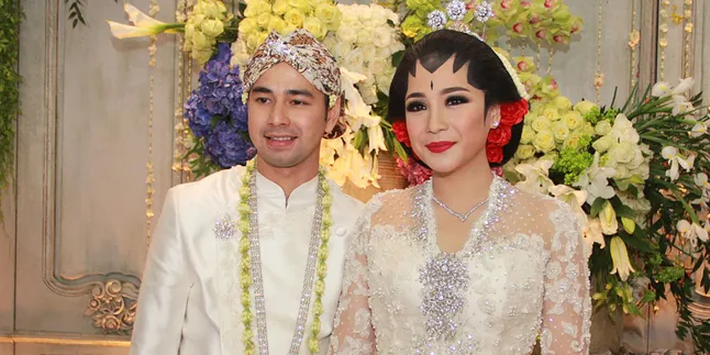 Raffi Ahmad Pakai Celana Pendek Dalam Resepsi di Tabanan Bali Raffi Ahmad Pakai Celana Pendek Dalam Resepsi di Tabanan Bali
