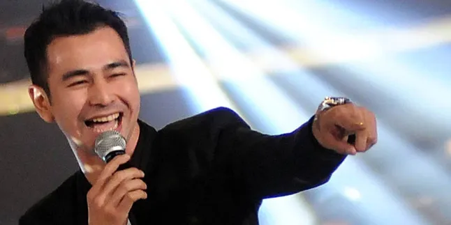 Raffi Ahmad Tampil Bersemangat di Atas Panggung Raffi Ahmad Tampil Bersemangat di Atas Panggung