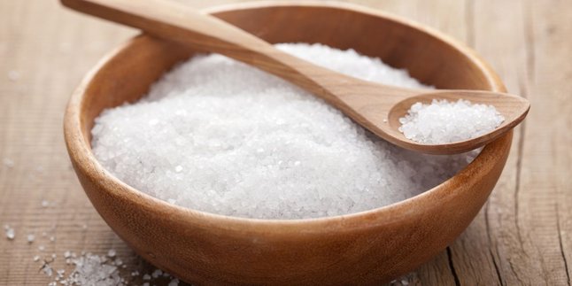 The Secret to Enhancing Flavor: Why Sprinkling Salt from a Height Can Change the Taste of Your Dish?