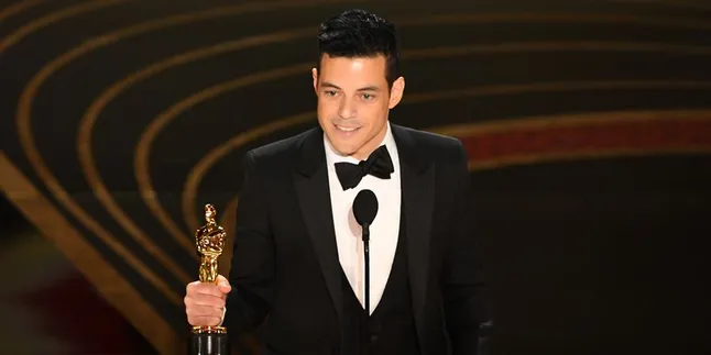 Raih Gelar Aktor Terbaik di Oscar, Rami Malek Terjatuh dari Panggung Raih Gelar Aktor Terbaik di Oscar, Rami Malek Terjatuh dari Panggung