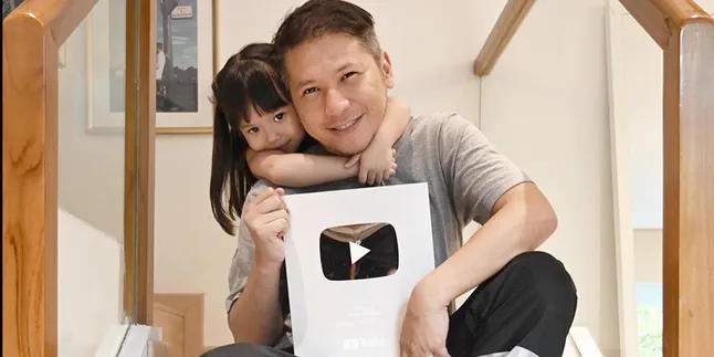 Raih Silver Play Button Dari Youtube, Gading Marten Rayakan Bareng gempi Raih Silver Play Button Dari Youtube, Gading Marten Rayakan Bareng gempi