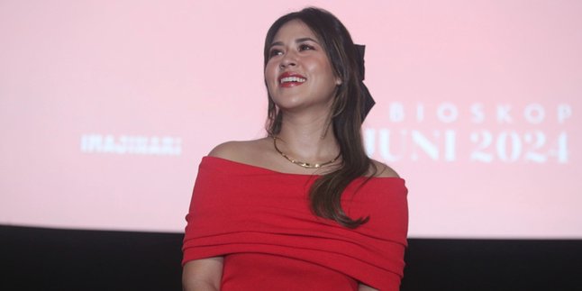 Raisa is Embarrassed and Not Confident about Making a Documentary Film by Director Soleh Solihun