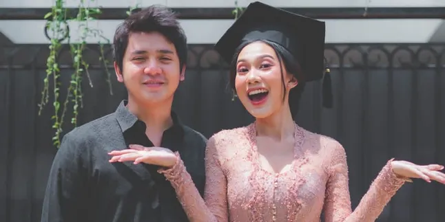 Raissa Ramdhani Wisuda Tanpa Kehadiran Ibunda, Arbani Yasiz sang Kekasih Temani di Momen Spesial