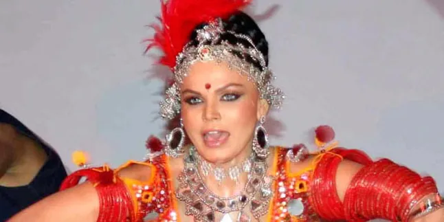 Rakhi Sawant 'Kutuk' Pernikahan Kareena Kapoor - Saif Ali Khan