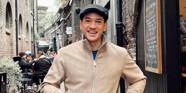 Ramai Disorot Aksi Andrew White Pakaikan Kalung pada Wanita Cantik Berhijab