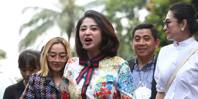 Ramai Kabar Pengembalian Barang-Barang Angga Wijaya, Kuasa Hukum Dewi Perssik Buka Suara Ramai Kabar Pengembalian Barang-Barang Angga Wijaya, Kuasa Hukum Dewi Perssik Buka Suara