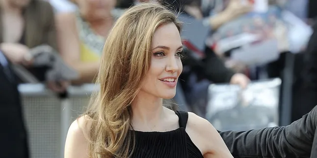 Rambut Baru, Tapi Kok Angelina Jolie Malah Menangis?