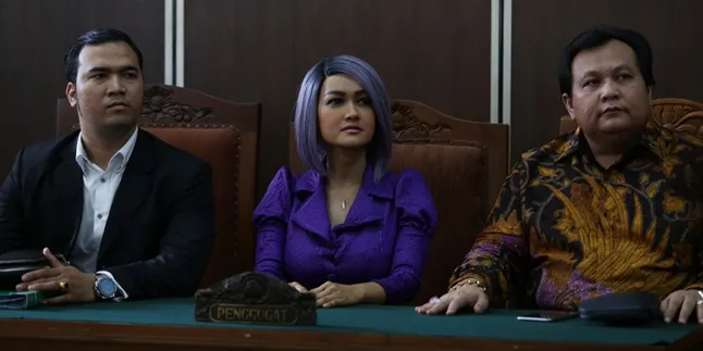 Rambut dan Baju Serba Ungu, Jupe Siap Jadi Janda Gaston Castano Rambut dan Baju Serba Ungu, Jupe Siap Jadi Janda Gaston Castano