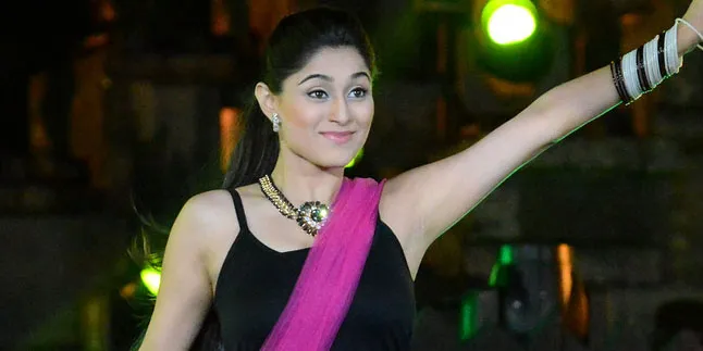 Rambut Ikal Belah Tengah, Soumya Makin Cantik Saat Pesta di AS