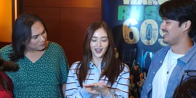 Ranty Maria Pinches Herself to Hold Back Laughter While Playing a Ghost in 'WARGA RUSUN 609'